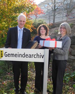 Bild vergr��ern: Das neue Gemeindearchiv Burbach ist er�ffnet. Burbachs B�rgermeister Christoph Ewers, Archivarin Patricia Ottilie und Katharina Tiemann vom LWL-Archivamt f�r Westfalen freuen sich, dass die neue Einrichtung in Burbach nun offensteht.