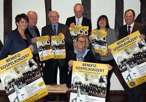 Bild vergr��ern: Die Mitglieder des Lions-Clubs Neunkirchen-Burbach im Freien Grund werben f�r ihr Benefizkonzert zugunsten Burbacher und Neunkrichener Schulen am 15. November 2012. Nach 2 Weihnachtskonzerten in Neunkirchen freut sich B�rgermeister Ewers �ber die erstmalige Auff�hrung der Veranstaltung in der evangelischen Kirche in Burbach. Zu h�ren ist der Siegener Gospel Choir.