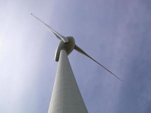 Bild vergr��ern: Windenergieanlagen - Turm und Maschinengondel mit Rotornabe einer Windenergieanlage

Windkraft bietet ein enormes Energiepotenzial. Eine Option sind B�rgerwindparks. Dazu referiert G�nter Pulte, Rothaarwind, am kommenden Montag im Rahmen des Klimaforums plus.