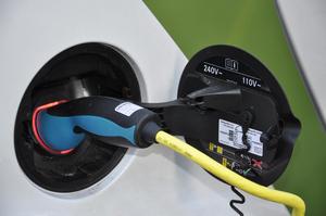 Bild vergr��ern: Unterwegs mit erneuerbaren Energien: Elektrofahrzeuge fahren umweltfreundlich mit Strom aus der Steckdose. Welche M�glichkeiten es gibt, zeigt der Aktionstag Elektromobilit�t in Burbach. 

Foto: Kurt F. Domnik/pixelio.de