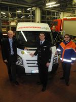Bild vergr��ern: Ein neuer Kleinbus steht k�nftig allen Jugendfeuerabteilungen der Gemeinde Burbach zur Verf�gung. B�rgermeister Christoph Ewers �bergab die Schl�ssel an Gemeindebrandinspektor Tobias Klein, L�tzelns L�schzugf�hrer Ernst-Helmut Traut und Gemeindejugendfeuerwehrwart Matthias Kreckel.