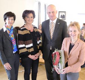 Bild vergr��ern: Petra Reuter (re.) wurde jetzt von B�rgermeister Christoph Ewers als Gleichstellungsbeauftragte der Gemeinde Burbach verabschiedet. Nachfolgerin ist Kerstin Stahl (2.v.li.). Mit dabei: Petra Basler (li.), die Referentin der Informationsveranstaltung.