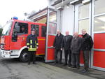 Bild vergr��ern: Den Abschluss der Erneuerungsma�nahmen am L�tzelner Feuerwehrger�tehaus bildete der Einbau neuer Garagentore. Insgesamt sind rund 92.000 &euro; in den letzten Jahren investiert worden.