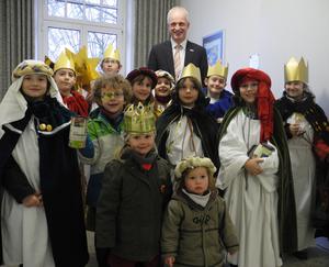 Bild vergr��ern: Schon gute Tradition: Die Sternsinger waren jetzt wieder im Burbacher Rathaus zu Gast.