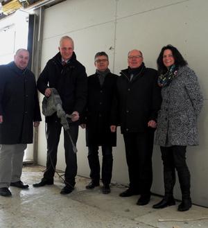 Bild vergr��ern: Offiziell begonnen haben die Bauarbeiten am Schulzentrum f�r die neue Mensa. Jochen Becker (li.), Fachbereichsleiter Schulen, B�rgermeister Christoph Ewers (2.v.l.), Architekt Matthias Klein, Fachbereichsleiter Bauen Thomas Leyener und die Leiterin der Gemeinschaftsschule, Mechthild Ermert-Heinz, gaben den symbolischen Start.