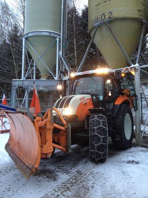 Bild vergr��ern: Ein neuer Traktor vom Typ Steyr ist k�nftig nicht nur im Winterdienst f�r den Burbacher Bauhof im Einsatz.
