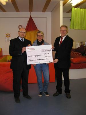 Bild vergr��ern: Die Spende der Fa. DMC Dynamic Materials Corporation wurde an Mechthild Jung (Leitung Tagesstruktur Haus Burgweg) von den Herrn Wolfgang Kasper (rechts) und Stephan Nies (links) �berreicht.