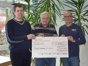 Bild vergr��ern: Spenden�bergabe durch Claus J�rgen Schmidt, 1. Vorsitzender Brieftaubenfreunde Dreil�ndereck W�rgendorf (Mitte), an den Leiter der Einrichtung Haus Burgweg, R�diger Nies (li) und an den 1. Vorsitzenden F�rderverein Kinderzuhause Burbach, Friedhelm Jung.