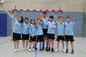 Bild vergr��ern: Die Mannschaft der Klasse 5a ging als Sieger des Fu�ballturniers der Gemeinschaftsschule Burbach vom Platz.