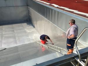 Bild vergr��ern: Die Vorbereitungen der Freibadsaisoner�ffnung am 13. Mai laufen auf Hochtouren. Kleine Sch�nheitsreparaturen werden derzeit beseitigt.