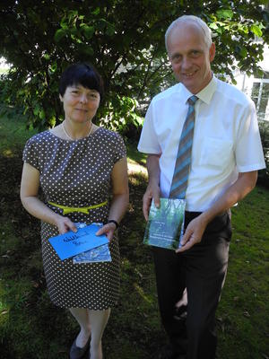 Bild vergr��ern: Dr. Marlies Obier und B�rgermeister Christoph Ewers werben f�r die Lesung aus �Mein Garten ist Poesie� am 15. September in Burbach.