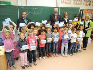 Bild vergr��ern: Die Erstkl�ssler der Grundschule Dresselndorf nahmen stellvertretend f�r alle neuen ABC-Sch�tzen die blauen Boxen in Empfang.