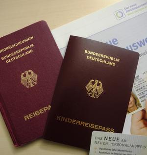 Bild vergr��ern: Reisedokumente sollten jetzt auf ihre G�ltigkeit gepr�ft werden, damit die Urlaubsreise ohne Sorgen beginnen kann.
