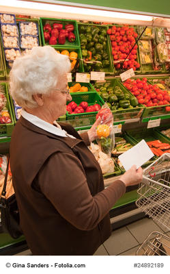 Bild vergr��ern: eine Seniorin beim Einkaufen von Lebensmittel im Supermarkt
