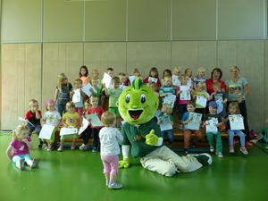 Bild vergr��ern: Der Drache �Jolinchen� h�chstpers�nlich �berraschte die Kinder des TSV Burbach und �berreichte ihnen das Sportabzeichen. Foto: TSV Burbach