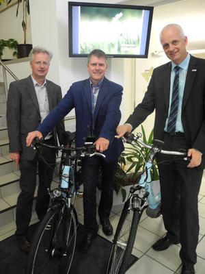 Bild vergr��ern: Die beiden RWE-Vertreter Christoph Brombach (links) und Stefan Engelberth (Mitte) �bergaben die hellblauen R�der jetzt B�rgermeister Christoph Ewers (rechts).