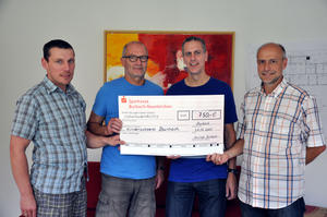 Bild vergr��ern: Aus den H�nden der Biker Matthias Bonicke (r.) und Thorsten Jahnz (2. v. r.) vom Ski-Club Burbach konnten Markus Treptow (li.) und Friedhelm Jung den Spendenscheck in H�he von 750 Euro f�r den F�rderverein Kinderzuhause Burbach entgegennehmen.