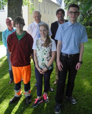 Bild vergr��ern: Samuel Naumann (1. Reihe li.) hat am 1. August als Auszubildender zum Tiefbaufacharbeiter bei der Gemeinde Burbach begonnen. Sina Lomberg (1. Reihe mi.) und Jannic Danneels (1. Reihe re.) konnten ihre Ausbildung erfolgreich beenden.