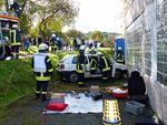 Bild vergr��ern: Mit hydraulischem Rettungsger�t wird der verletzte PKW-Fahrer befreit