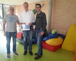 Bild vergr��ern: Frohe Gesichter bei der Spenden�bergabe im Haus Burgweg: Timo F�rster (Photofriends Neunkirchen), Birger Bachmann (Marktleiter Hagebaumarkt Neunkirchen) und Friedhelm Jung (Vorsitzender F�rderverein Kinderzuhause Burbach), v. r. n. l.