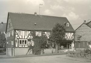 Bild vergr��ern: Wo fr�her der Konsum in Burbach seinen Platz hatte ist heute die Schwanen-Apotheke zu finden.