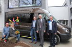 Bild vergr��ern: Fotoshooting mit Sprinter: Friedhelm Jung (l.), Carmen Schneider (2.v.l.) und Christoph Ewers (4.v.l.) vom Vorstand des F�rdervereins Kinderzuhause bedanken sich herzlich bei den Sponsoren des neuen Fahrzeuges, Norbert Behner (3.v.l.), Mercedes Bald, und Klaus L�cker (r.), Autohaus M�ller.