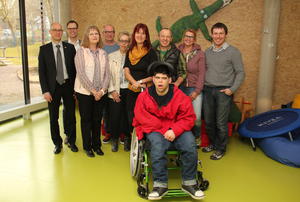 Bild vergr��ern: Radeln f�r den F�rderverein Kinderzuhause: 9.600 Euro konnten die Organisatoren des diesj�hrigen Indoor Cycling-Spendenmarathons, Andrea Schmidt (4.v.l.), Tatjana Decker (Mitte) und Rainer Decker (3.v.r.), an Friedhelm Jung, Vorsitzender F�rderverein Kinderzuhause (4.v.l.), Markus Treptow (r.), Leiter Haus Burgweg, und Mechthild Jung (2.v.r.), Leiterin Tagesgestaltung, �bergeben. Dank des Sponsorings der Audi BKK, vertreten durch Service-Center-Leiter Torsten Jentsch (l.), und der Gr�bener Maschinentechnik GmbH & Co. KG, vertreten durch Martina Kapp (3.v.l.) und Marco Butz (2.v.l.), konnte die beachtliche Spendensumme generiert werden.
