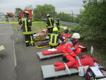 Bild vergr��ern: Erstversorgung der Verletzten durch Feuerwehr und DRK