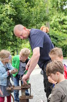 Bild vergr��ern: Der Metallk�nstler Joachim Harbut freute sich �ber die Unterst�tzung der kleinen Besucher.