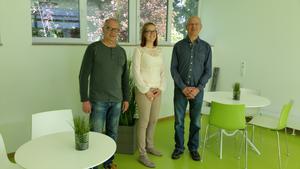 Bild vergr��ern: Besuch mit Spenden�bergabe im Haus Burgweg: Nina Fey, Andreas Fey (r) und Friedhelm Jung