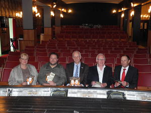 Bild vergr��ern: Stellten das neue Programm 2015/2016 des F�rdervereins Heimhof-Theater vor: Kulturbeauftragte Katrin Mehlich, Veranstalter Martin Horne, B�rgermeister Christoph Ewers, F�rdervereinsvorsitzender Theodor Petera und Sparkassenvorstand Wolfgang Franz