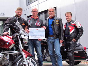 Bild vergr��ern: Die Spende von 739 &euro; �berreichten Axel Daub (l.) und Jens Uwe Sch�fer (r.) vom MoGo-Team sowie Hans-J�rgen Neusch�fer (2. v. r.), Pr�sident vom CMA Germany an Friedhelm Jung, Vorsitzender F�rderverein Kinderzuhause Burbach.
