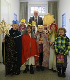 Bild vergr��ern: Die Sternsinger waren auf ihrem Rundgang durch die Gemeinde auch im Burbacher Rathaus zu Gast.