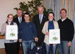 Bild vergr��ern: �bergabe des Klimaschutzpreises 2011: Monja Schoeppner, Bernhard Preckel (RWE), Sebastian Schoeppner, B�rgermeister Christoph Ewers, Meggy u. Henrik Michel