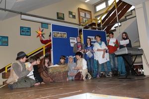 Bild vergr��ern: Viele H�hepunkte gab es im ersten Halbjahr der neuen Gemeinschaftsschule in Burbach. Unter anderem gestalteten alle Klassen mit verschiedenen Beitr�gen ihre Weihnachtsfeier.
