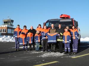 Bild vergr��ern: �ber neue �berjacken konnte sich jetzt die Jugendfeuerwehr der Gemeinde Burbach freuen. B�rgermeister Christoph Ewers (5.v.r.) �berreichte die neue Kleidung an den Leiter der Feuerwehr, Tobias Klein (4.v.r.), und Gemeindejugendfeuerwehrwart Matthias Kreckel (6.v.r.) auf dem Siegerland-Flughafen.