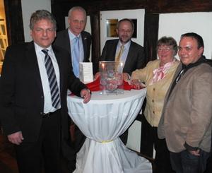 Bild vergr��ern: Dr. Michael L�ck, B�rgermeister Christoph Ewers und Heimatvereinsvorsitzender Volkmar Klein (MdB) nahmen das Familienwappen von Charlotte und Denis von Tr�mbach (v.l.) entgegen