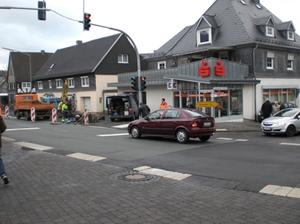 Bild vergr��ern: Durch eine zus�tzliche Ampelanlage in der Ortsmitte von Wahlbach wurde die Sicherheit beim Abbiegen aus der Gilsbacher Stra�e deutlich verbessert.