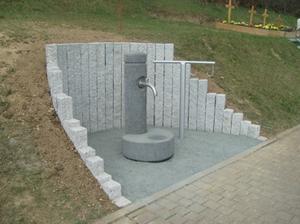 Bild vergr��ern: Eine der beiden neuen Wasserstellen auf dem Friedhof in Gilsbach. Rund 20.000 &euro; hat die Gemeinde Burbach im letzten Jahr in die Friedh�fe gesteckt.