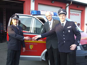 Bild vergr��ern: Aus den H�nden von B�rgermeister Christoph Ewers (mi.) und dem Leiter der Feuerwehr Burbach, Tobias Klein (re.), erhielt Niederdresselndorfs L�schzugf�hrer Volker Fuhrmann den Schl�ssel f�r das �neue� Mannschaftstransportfahrzeug.