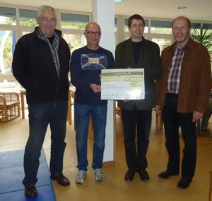 Bild vergr��ern: Die Betriebsr�te Attila Hartmann (links) und J�rg Eckhardt (rechts) �berreichten in der Einrichtung einen symbolischen Scheck an den 1. Vorsitzenden des F�rdervereins, Friedhelm Jung (2. v. links) und den Leiter der Einrichtung �Haus Burgweg�, R�diger Nies (2. v. rechts).
