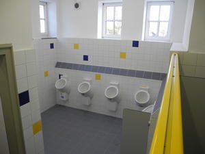Bild vergr��ern: Die Jungentoilette in der Grundschule Dresselndorf wurde in den Osterferien komplett erneuert.