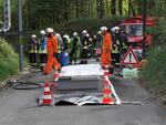Bild vergr��ern: In der Dekon-Stelle werden die Einsatzkr�fte von Verunreinigungen gereinigt.