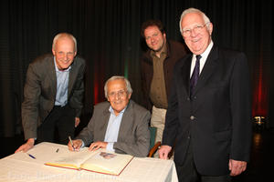 Bild vergr��ern: Vor seinem Gastspiel im Heimhof-Theater setzte Dieter Hildebrandt sein Signet in das goldene Buch der Gemeinde Burbach. Gerne kommt der Kabarettist zu einem neuen Besuch nach Burbach.