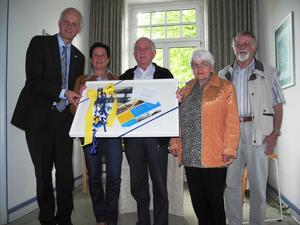 Bild vergr��ern: B�rgermeister Christoph Ewers (li.) �bergab jetzt an die Gewinner des Preisausschreibens, das von der Gemeinde Burbach anl�sslich des Bahnhofsfestes durchgef�hrt wurde, die Gutscheine: Silvia Pientka, Wolfgang M�ller (mi.), Brigitte und Albert Sting (re.)