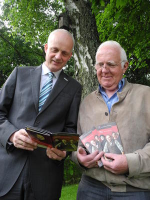 Bild vergr��ern: Das Programm f�r die dritte Spielzeit des Heimhof-Theaters ist fertig. B�rgermeister Christoph Ewers und der Vorsitzende des F�rdervereins, Theodor Petera, stellten die Highlights jetzt vor.
