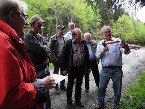 Bild vergr��ern: Kenntnisse im Wanderwegezeichnen vermittelte jetzt in einem Workshop f�r Wegezeichner SGV-Bezirkswegereferent Jochen Niemand. In Gilsbach ging es in die Praxis.