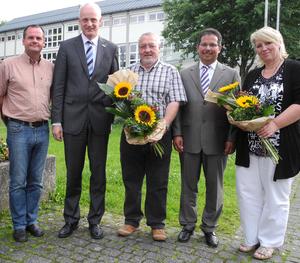 Bild vergr��ern: Offiziell wurden jetzt Karl-Heinz Ermert (mi.) und Thomas Koch (2.v.r.), mit Ehefrau Heidi (re.), aus ihren �mtern von B�rgermeister Christoph Ewers verabschiedet. Neu zum Ortsvorsteher von Gilsbach wurde Frank Stolz (li.) ernannt.