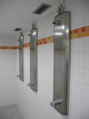 Bild vergr��ern: In neuem Glanz strahlt der erste von insgesamt drei Duschr�umen in der Turnhalle am Schulzentrum in Burbach. Die anderen beiden, als auch die angeschlossenen Umkleidekabinen, sollen bis 2014 saniert werden.