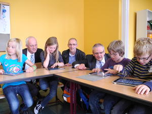 Bild vergr��ern: Direkt ausprobiert wurden die neuen iPads, die jetzt die Grundschule Dresselndorf bekommen hat. Die Kinder zeigten eindrucksvoll, dass ihnen der Umgang damit nicht schwerf�llt.
